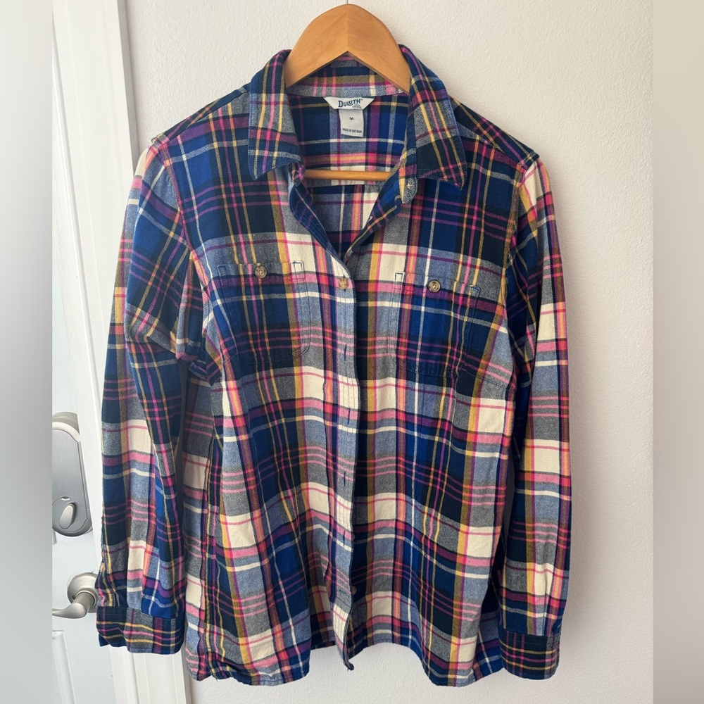 • Duluth Trading Co • Women’s Flannel Button Up Shirt Medium